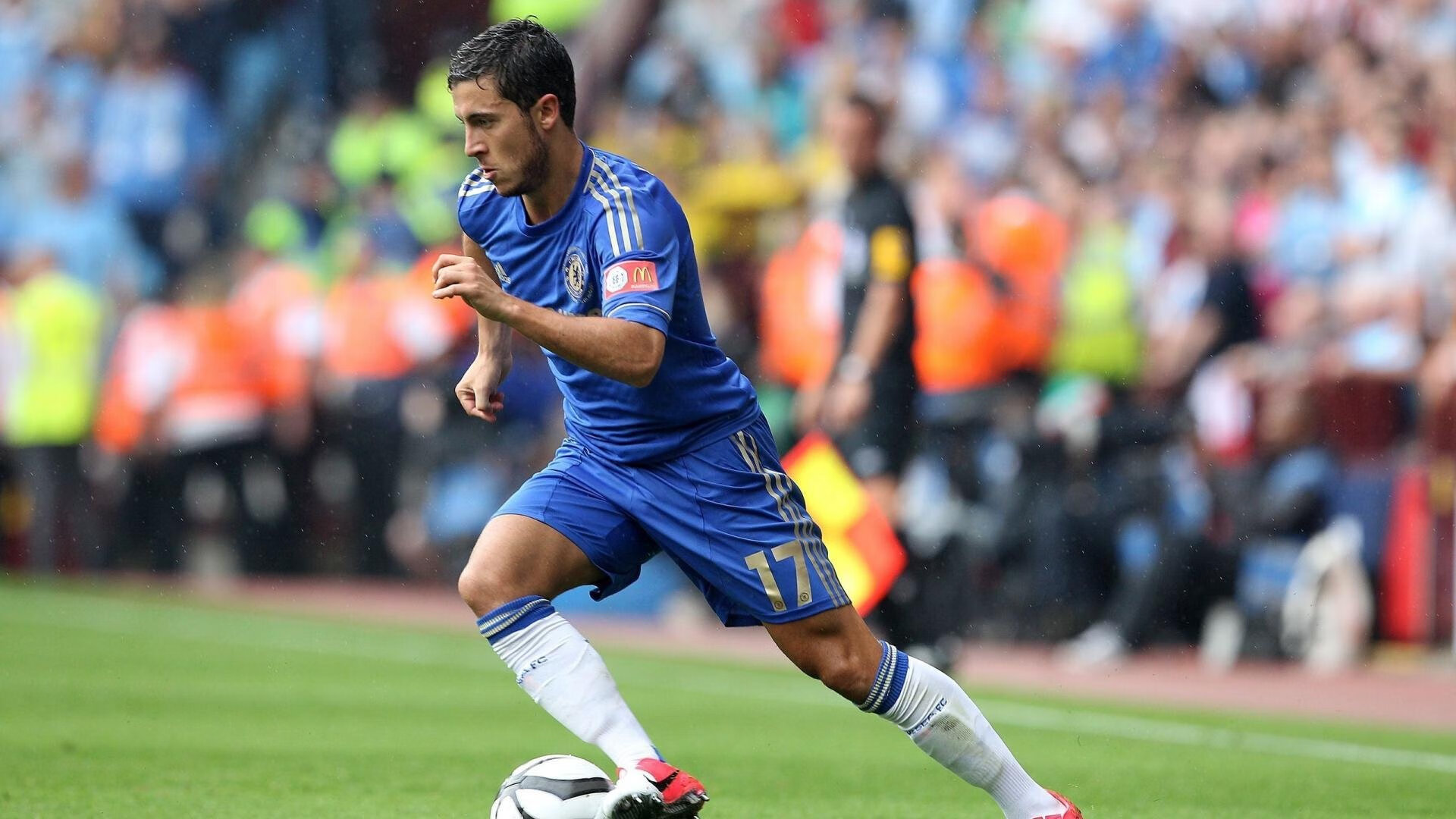 中国队冲线瞬间点燃全场气氛，中国队继续冲